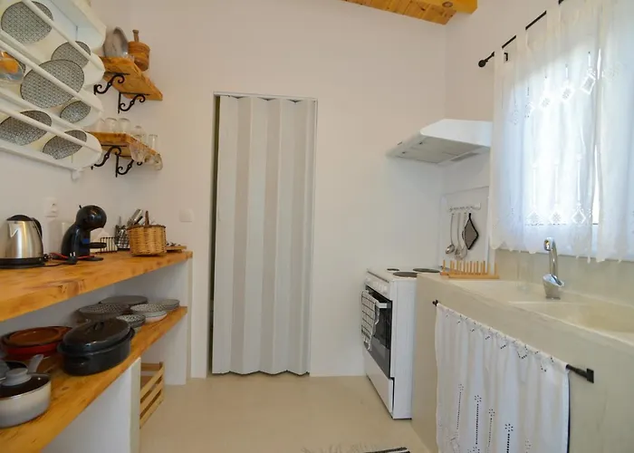 Rhodes Traditional In With Private Yard *