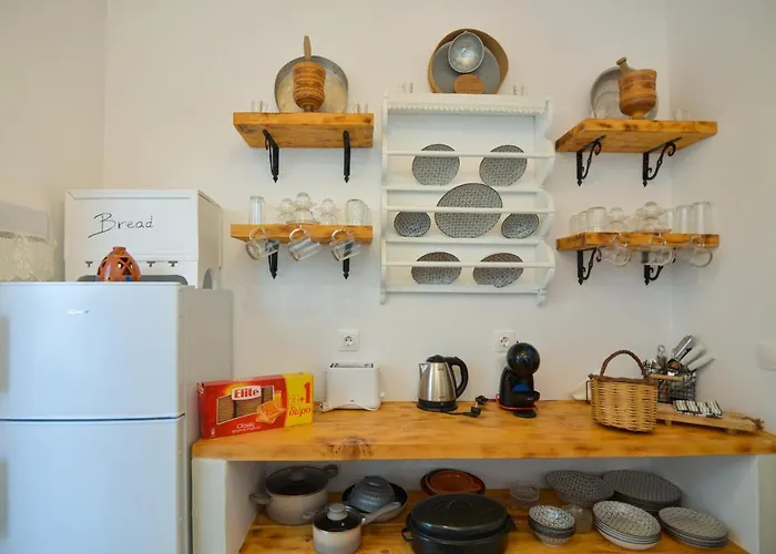 Rhodes Traditional In With Private Yard