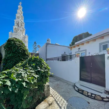 Rhodes Traditional In With Private Yard