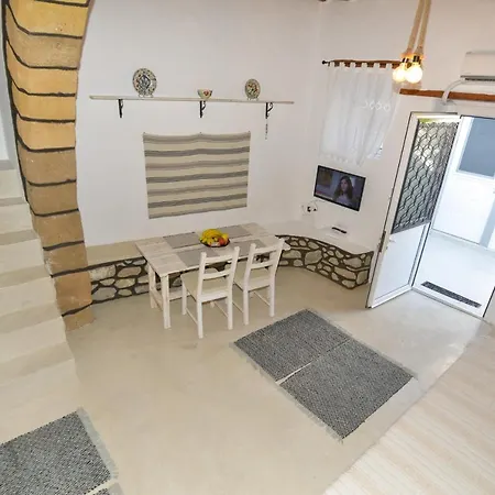 Rhodes Traditional In With Private Yard *