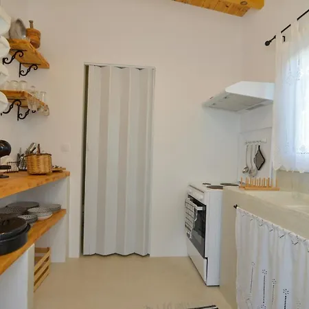 Rhodes Traditional In With Private Yard *