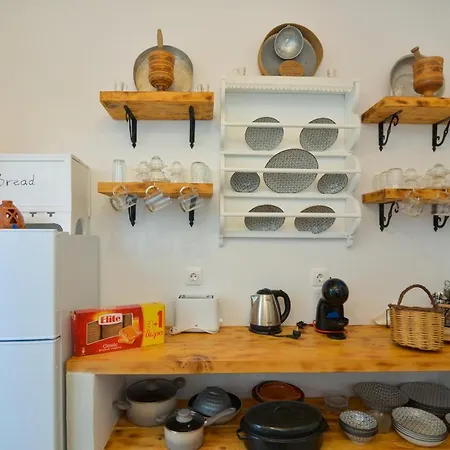 Rhodes Traditional In With Private Yard