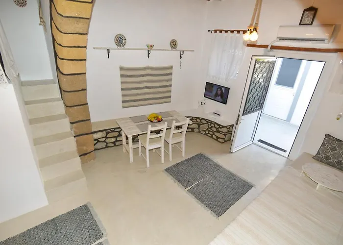 Rhodes Traditional In With Private Yard *