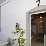 Rhodes Traditional In With Private Yard Feriehus *
