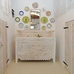 Rhodes Traditional In With Private Yard Feriehus