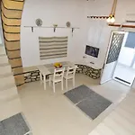 Rhodes Traditional In With Private Yard *