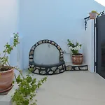 Rhodes Traditional In With Private Yard Feriehus